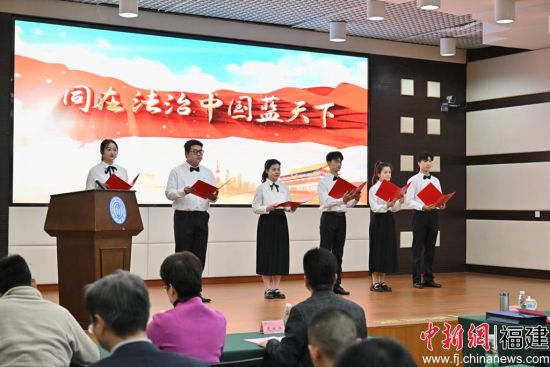 　　活动现场诗朗诵《同在法治中国蓝天下》，海棠小说
供图